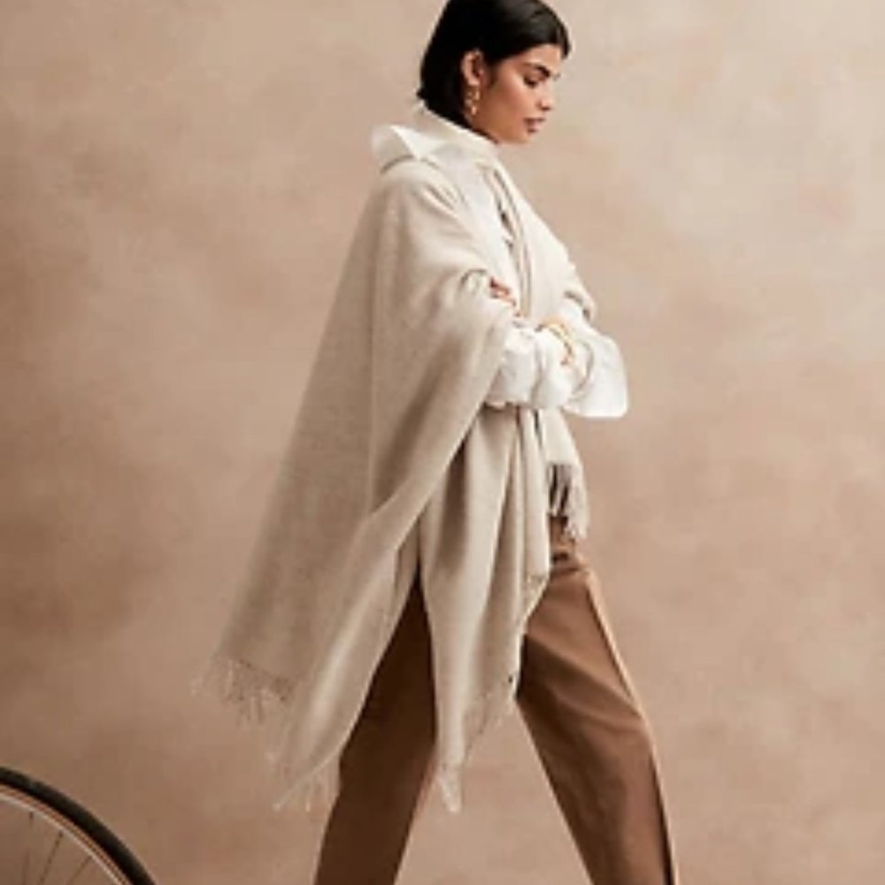 BANANA REPUBLIC Oatmeal Heather Fringed Poncho $119